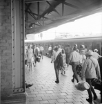 859299 Afbeelding van reizigers op het 2e perron van het N.S.-station Amersfoort te Amersfoort.